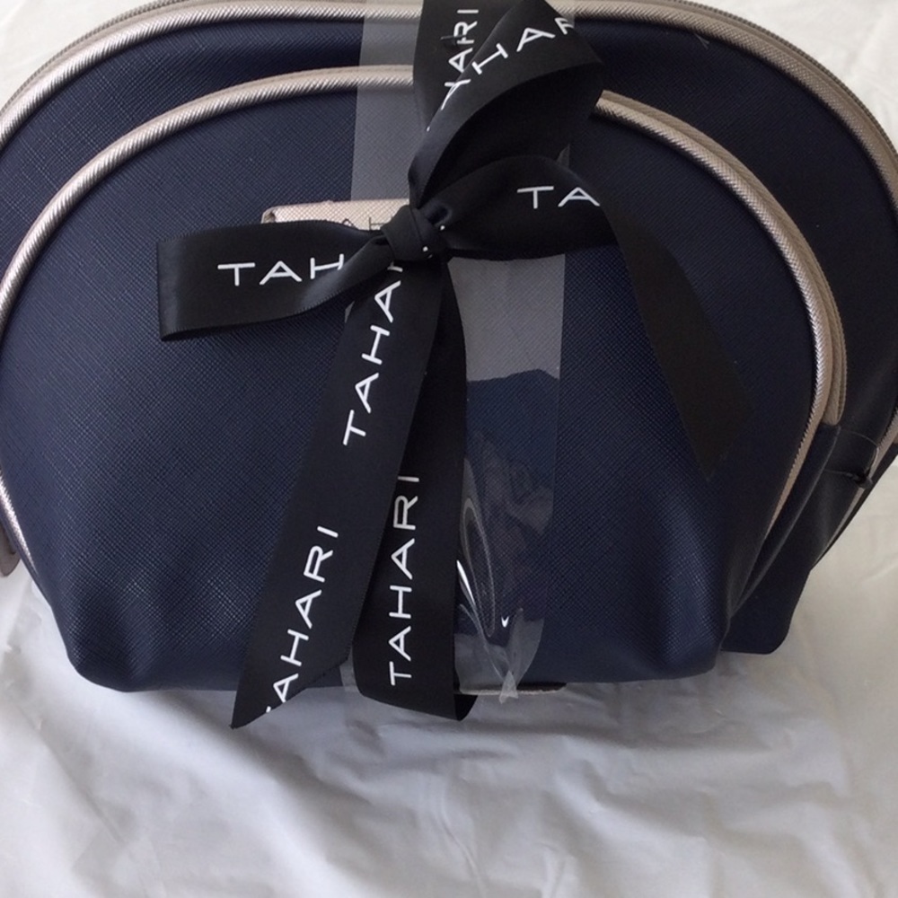 Tahari Makeup cosmetics travel set (2 pc)